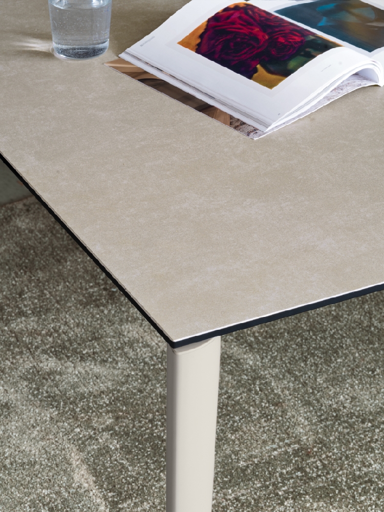 Κοντινή λεπτομέρεια γωνίας τραπεζιού Connubia Gemini — Glass Stone Warm White με ορατό στρώμα γυαλιού στην ακμή
